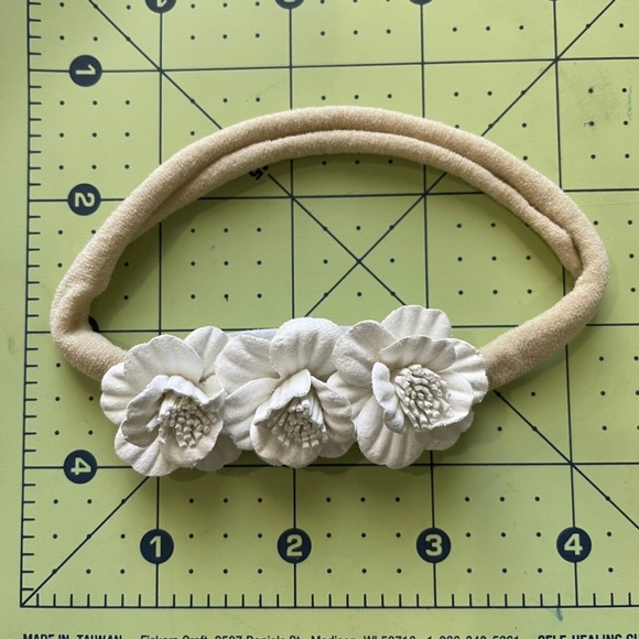 3/$20 🔷 Dainty Neutral White Baby Girls Flower Headband - Picture 3 of 3